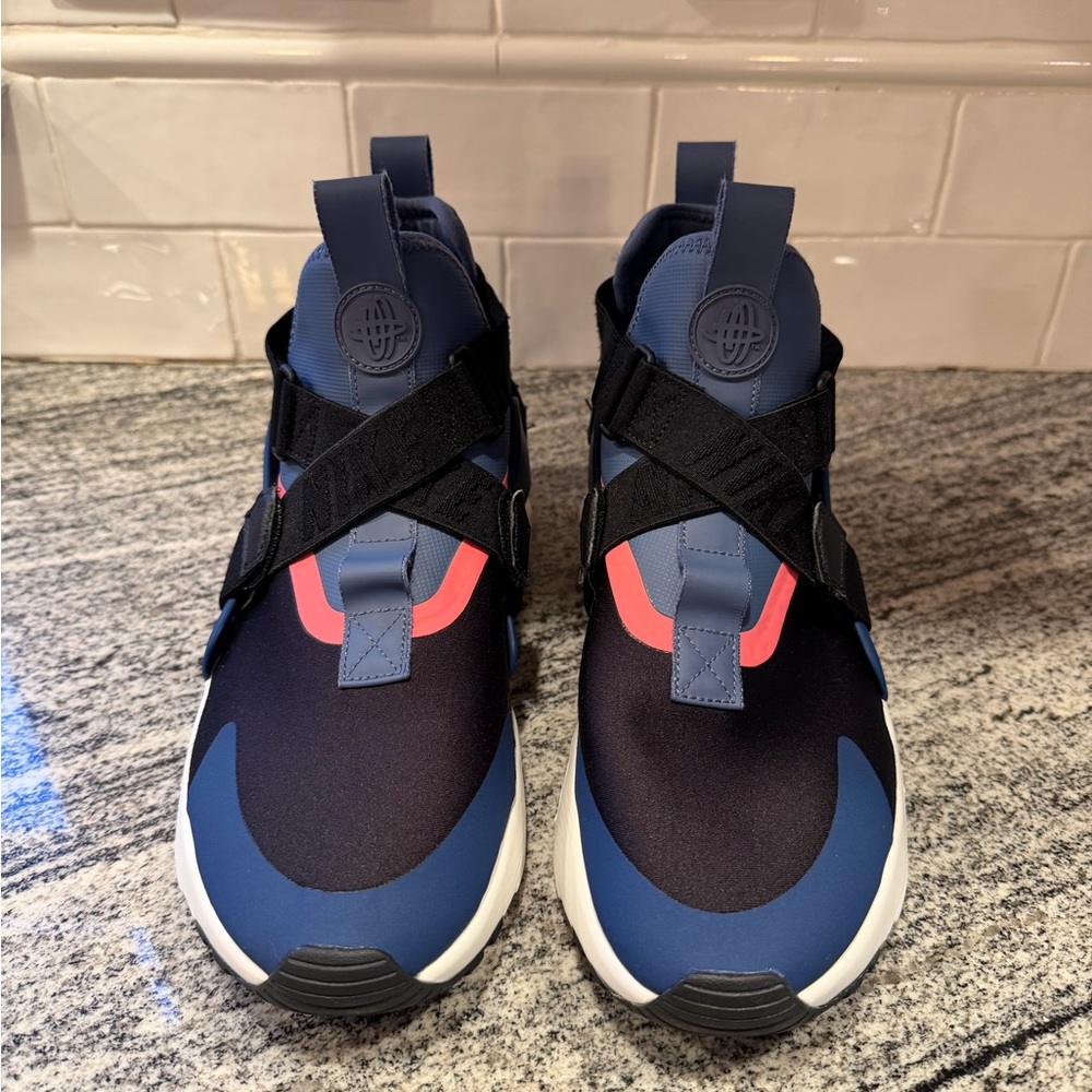 Women’s Nike Air Huarache City Utility Size 10.5 - Picture 2 of 10